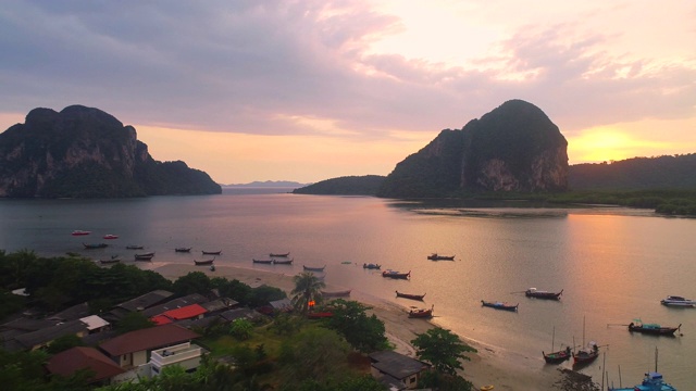 鸟瞰图拍摄美丽的风景和安达曼海日落，热带海滩海在泰国南部，亚洲视频素材