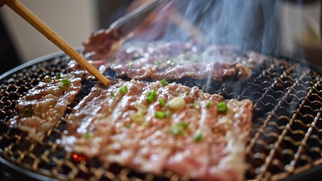 在和牛烤架上烤生肉视频素材