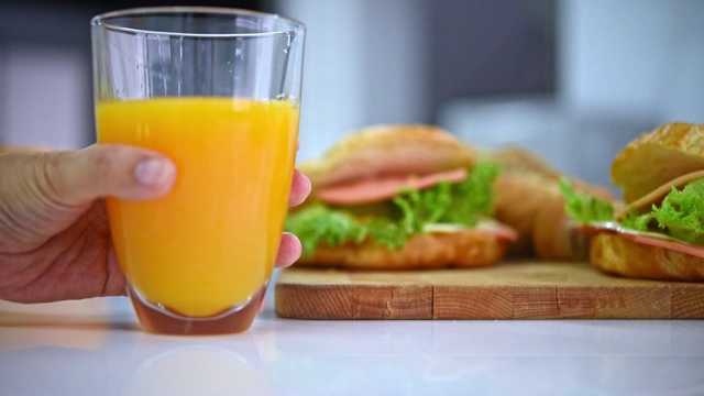 早餐倒橙汁和三明治视频素材
