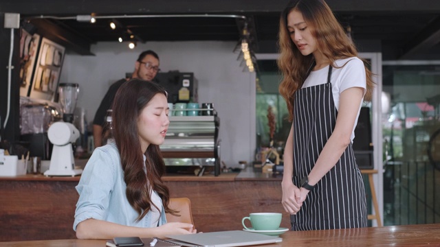 亚洲女顾客抱怨在咖啡馆餐厅的食物服务员，不满意的客户服务在咖啡店视频素材