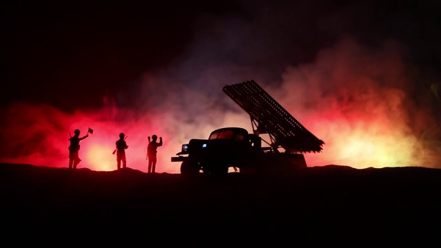 火箭发射与火云。火箭导弹和弹头瞄准夜晚灰暗的天空的战斗场景。《战争背景》中的苏联火箭发射器。创造性的成分。视频素材