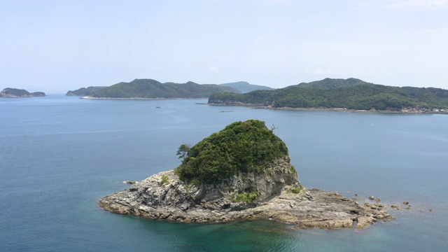 Aerial view of the Gengoro Island in Nakadōri-jima (中通島) in the Gotō Islands (五島市)视频素材