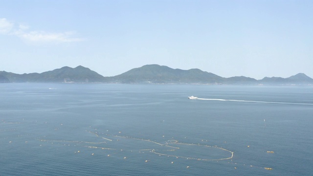 A boat approaching Nakadōri-jima (中通島) in the Gotō Islands (五島市), Aerial view视频素材