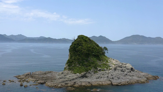 Aerial view of the Gengoro Island in Nakadōri-jima (中通島) in the Gotō Islands (五島市)视频素材