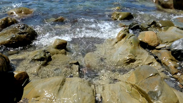 大岩石上的海浪视频素材