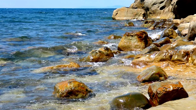 大岩石上的海浪视频素材