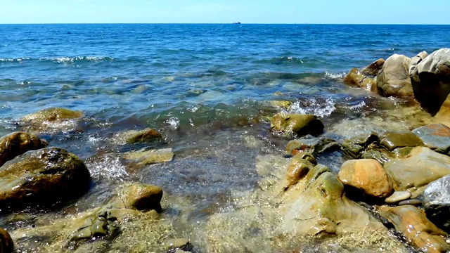 大岩石上的海浪。自然背景。视频素材