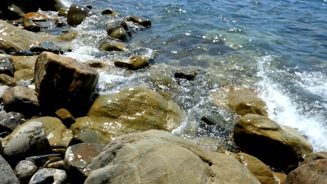 大岩石上的海浪视频素材