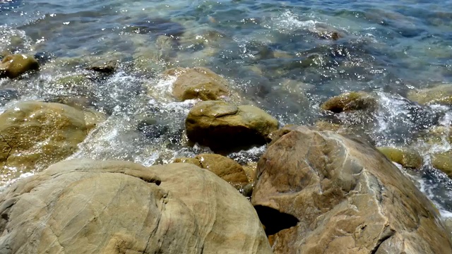 大岩石上的海浪。海浪拍打着海滩上的石头视频素材