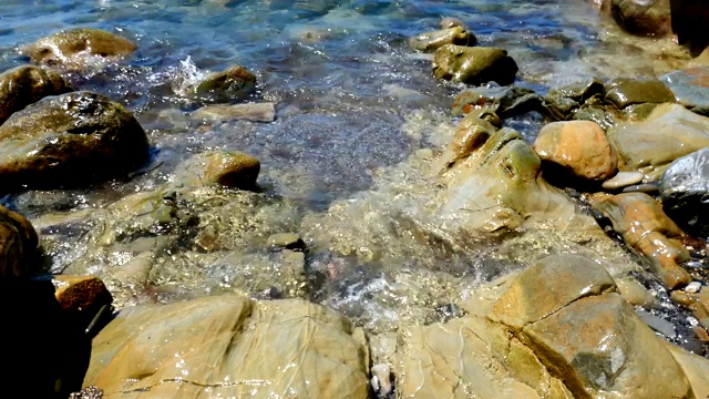 大岩石上的海浪视频素材