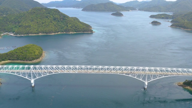 A bridge over Nakadōri-jima (中通島) in the Gotō Islands (五島市)视频素材