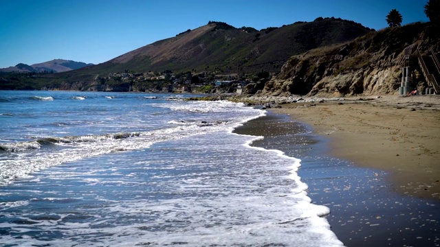 莫罗湾可爱的加州海岸埃默里海滩与海岸山脉的背景视频素材