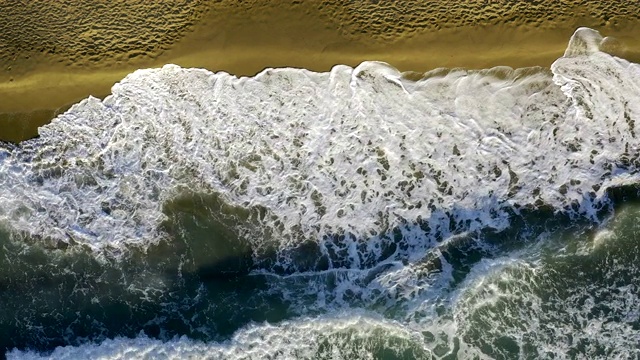 空中俯瞰海浪拍打空海滩海岸视频素材