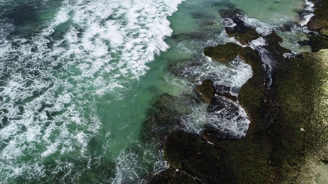 鸟瞰图。无人机拍摄的海浪画面视频素材