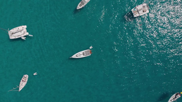 福门特拉岛海湾许多游艇的鸟瞰图。卡拉绍纳湾无人机录像。在巴利阿里群岛驾驶游艇视频素材