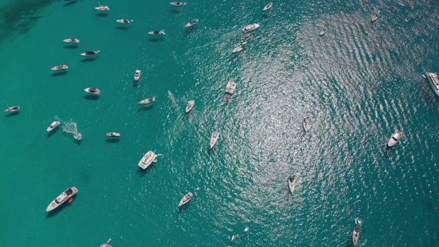 福门特拉岛海湾许多游艇的鸟瞰图。卡拉绍纳湾无人机录像。在巴利阿里群岛驾驶游艇视频素材