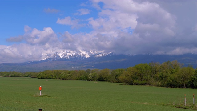 白雪覆盖的高塔特拉斯全景。山峰高耸入云视频素材