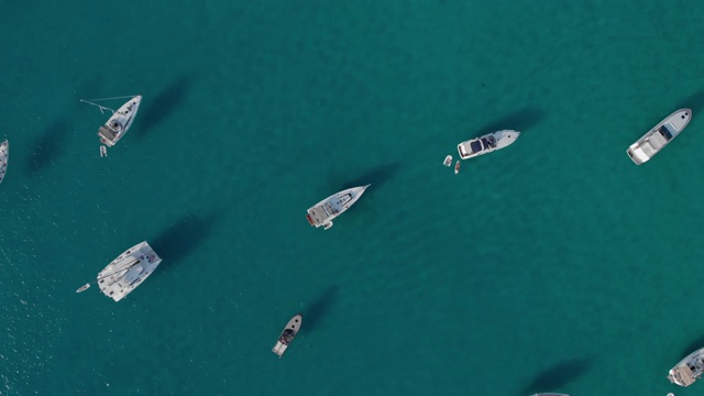 福门特拉岛海湾许多游艇的鸟瞰图。卡拉绍纳湾无人机录像。在巴利阿里群岛驾驶游艇视频素材