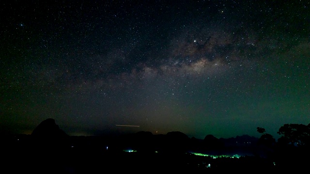 4K银河时间间隔，美丽的日出天空摄于泰国攀雅省，从夜晚到白天视频素材