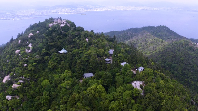 日本一座佛教寺庙山的鸟瞰图视频素材