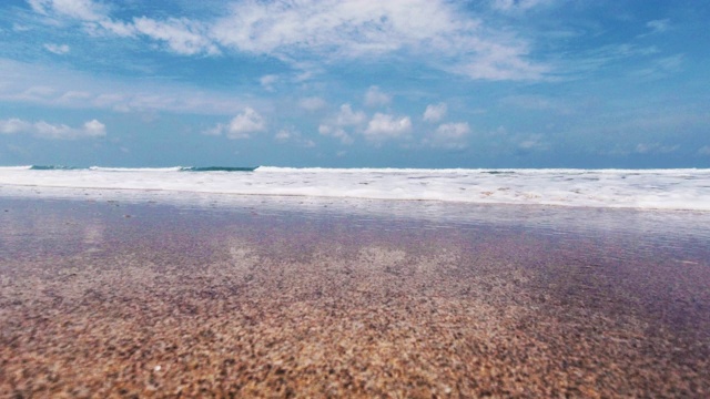 热带海滩，海浪拍打着沙子，淹没了相机视频素材