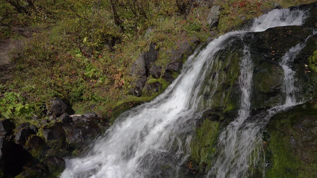 瀑布的高山瀑布与水晶干净，清澈的水流动在山上视频素材