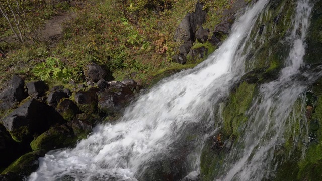 高山瀑布清澈，水晶般清澈的水从山上流下视频素材