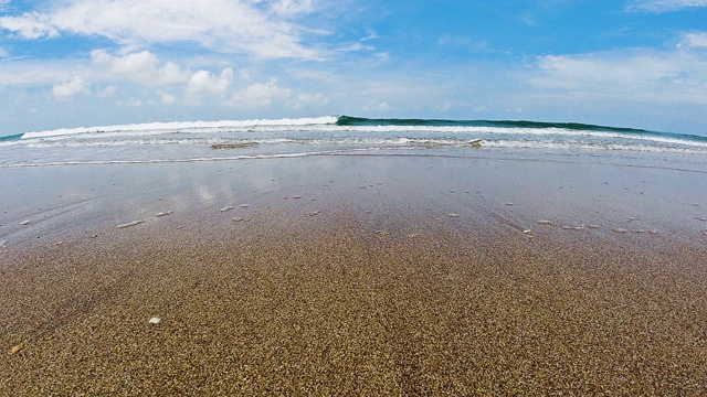 热带海滩，海浪撞击沙子的慢镜头视频素材