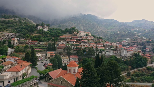 风景鸟瞰图的城镇在山区在塞浦路斯视频素材