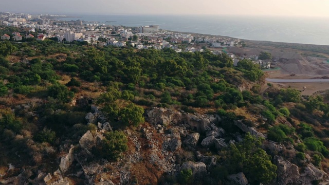 风景鸟瞰图的城镇在山区在塞浦路斯视频素材