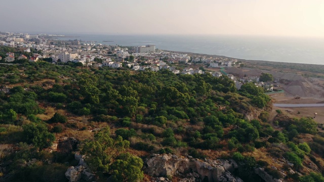 风景鸟瞰图的城镇在山区在塞浦路斯视频素材