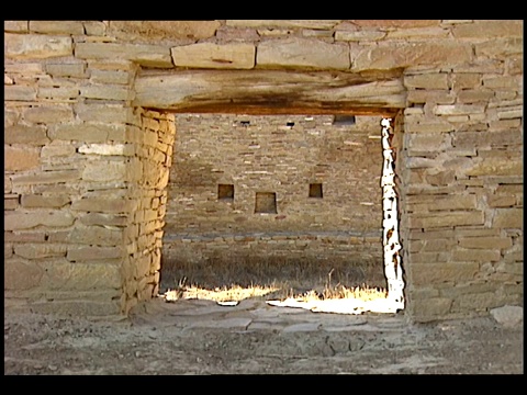 新墨西哥州查科峡谷的林科纳达住宅(Casa Rinconada)，破败的门框构成了石墙。视频素材