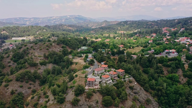 风景鸟瞰图的城镇在山区在塞浦路斯视频素材