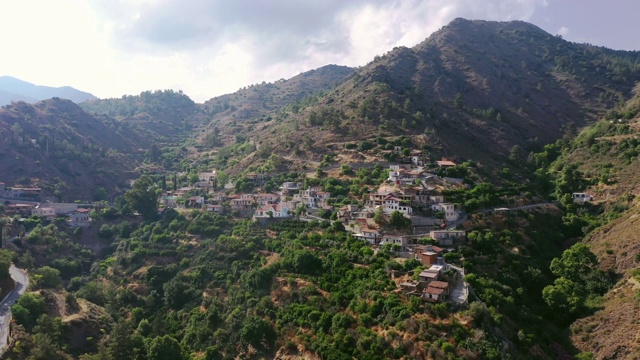 风景鸟瞰图的城镇在山区在塞浦路斯视频素材