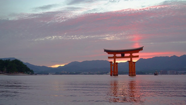 日本鸟居附近的日落视频素材