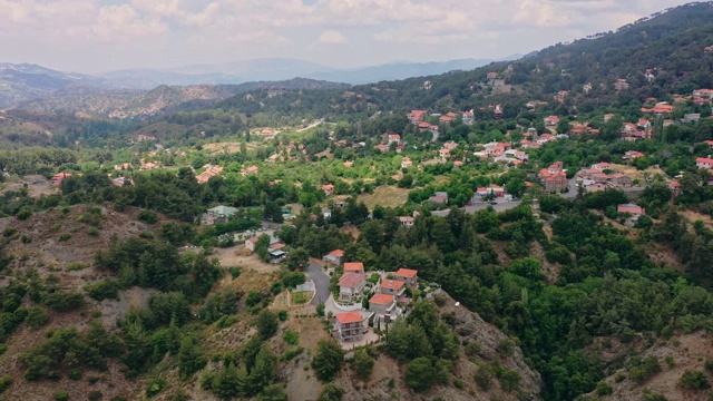 风景鸟瞰图的城镇在山区在塞浦路斯视频素材