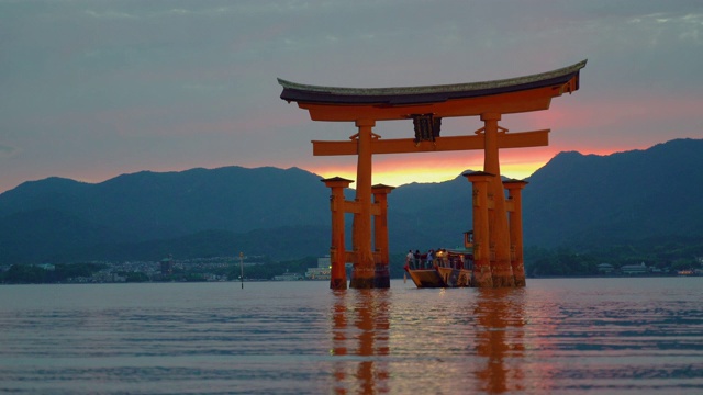 日本鸟居门下的观光船视频素材