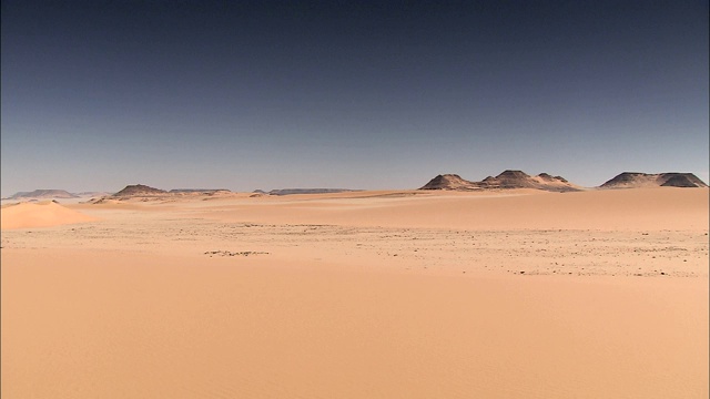 在撒哈拉沙漠干旱贫瘠的地区，岩层突出于地平线之上。视频素材