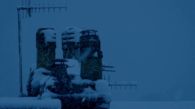 暴风雨夜晚被雪覆盖的烟囱视频素材