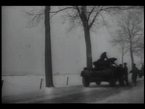 英国士兵为个人卫生收集水，而其他人在雪后的欧洲前线互相问候。视频素材