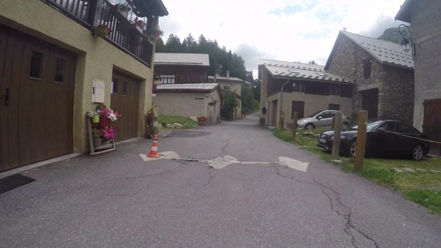 POV在山路上行驶。穿过一个山村视频素材