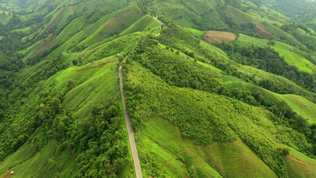 鸟瞰图蜿蜒的山路和美丽的道路，适合在泰国南度假驾驶视频素材