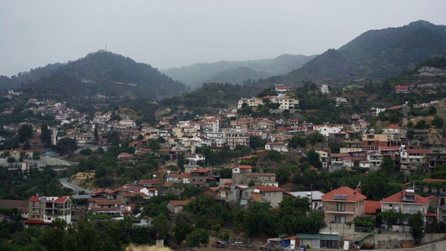 风景鸟瞰图的城镇在山区在塞浦路斯视频素材