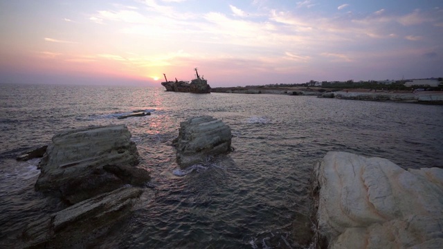 塞浦路斯海边沉船的风景视频素材