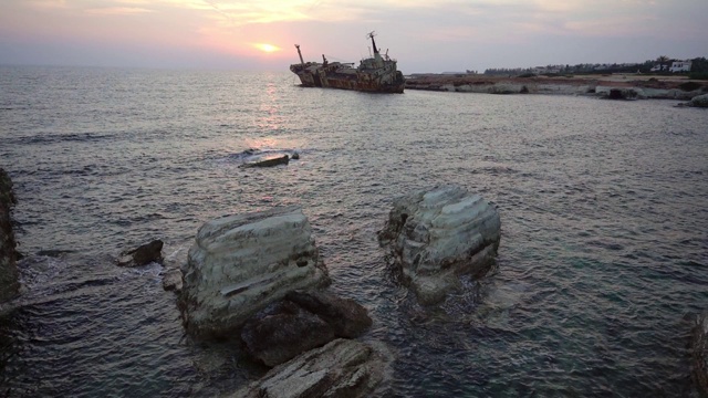 塞浦路斯海边沉船的风景视频素材