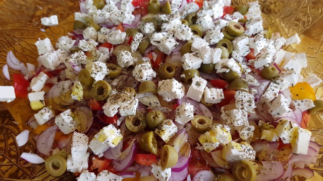 自制的希腊沙拉配西红柿和羊乳酪，盛在大盘子里。视频素材