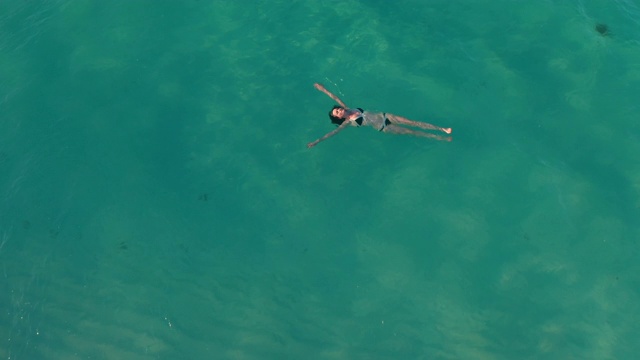 穿着比基尼的女人漂浮在海上视频素材