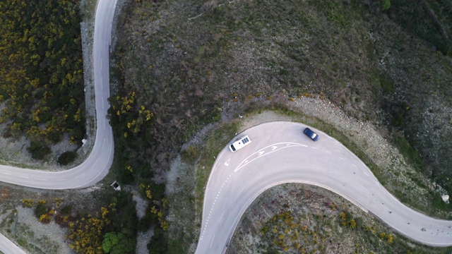 无人机俯视图的Piodao附近的道路，塞拉达埃斯特雷拉在葡萄牙视频素材