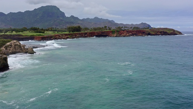 从空中俯瞰Poipu海滩上的考艾岛海岸线悬崖视频素材