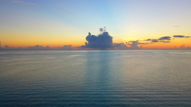 空中一个可怕的日落在海洋上，无人机向前飞向地平线-波拉波拉，法属波利尼西亚视频素材